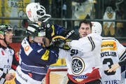 Es fliegen die Fetzen: Zugs Santeri Alatalo (links) im Zweikampf mit Luganos Julian Walker. (Bild: Keystone / Alexandra Wey)