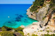 Sommervergnügen in einer kleinen Badebucht bei Baunei an Sardiniens Ostküste. Die nach Sizilien zweitgrösste Mittelmeerinsel ist einer der Profiteure der Unsicherheiten in anderen Feriengebieten. (Bild: Tuul & Bruno Morandi)
