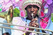 Mit Kopfschmuck, natürlich in Rosa – die Musiker einer Junkanoo-Band heizen ein. (Bild Ram Malls)