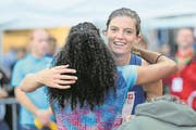 Mujinga Kambundji gratuliert Siegerin Léa Sprunger. (Bild: Philipp Schmidli/LZ, Luzern, 11. Juli 2017)