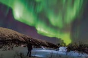 Das Polarlicht ist eine Diva, die ihre Lichtershow erst preisgibt, wenn sie es für richtig hält: Wer das Himmelsspektakel sehen will, braucht Geduld. (Bild: Daniel Osterkamp/Getty)