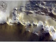 Das Farbbild der Berner Mars-Kamera stammt vom Rand des Korolev-Kraters auf dem Mars. (Handout) (Bild: ESA / Roscosmos / CaSSIS)