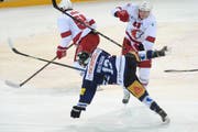 Die Zuger hatten einen schweren Stand: Auch Alessio Bertaggia (vorne) stürzt im Spiel gegen Lausanne. (Bild: Keystone / Urs Flüeler)