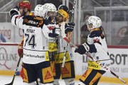 Die Zuger Johan Morant, Lari Leeger, Garrett Roe und Lino Martschini jubeln nach dem 0:2. (Bild: Urs Lindt / Freshfocus (Biel, 14. November 2017))