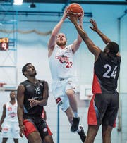 SCB-Captain Michael Plüss (in Weiss) im Luftkampf. (Bild: Boris Bürgisser (Luzern, 24. März 2018))