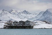 Übernachten in modernen Fischerhütten: Unterkünfte am Fjord. (Bild: Christoph Zweili)