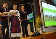 ISV-Präsident Peter Achermann (links), Mascha Santschi und der designierte OK-Präsident Albert Vitali präsentieren den Delegierten die Kandidatur Luzern. (Bild: PD)
