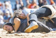 Auch gegen Michelle Brunner reicht es nicht zum Sieg: Schwingerkönigin Sonia Kälin (oben). (Bild: Urs Flüeler/Keystone)