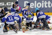 EVZ-Junioren sammeln die Plüschtiere ein, die zugunsten einer wohltätigen Aktion aufs Eis geworfen wurden. (Bild: Keystone)
