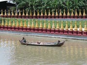 Immer wieder tauchen am Flussufer goldene Tempel und Pagoden auf. (Bild: Ester Wyss)