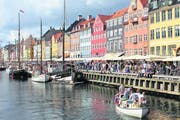 Die bunten Giebelhäuser am Nyhavn, dem zentralen Hafen in Kopenhagen, setzen bunte optische Akzente. (Bild: Niels Anner)