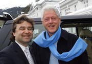 Bill Clinton (rechts) mit «Belvédère»-Hoteldirektor Ernst Wyrsch in Davos. (Bild Marcel Giger/pd)