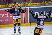 Reto Suri (links) und Lino Martschini feiern das 1:0 für den EVZ. (Bild: Keystone / Alexandra Wey)