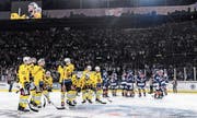 Geknickte Berner nach der entscheidenden Niederlage im Playoff-Halbfinal gegen die ZSC Lions. Bild: Vedi Galijas/Freshfocus (Zürich, 7. April 2018) (Bild: Vedi Galijas/Freshfocus (Zürich, 7. April 2018))