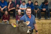Joel Wicki mit dem Lebendpreis. (Bild: Roger Grütter (Sarnen, 11. März 2018))