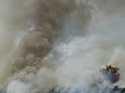 Die Lösch- und Aufräumarbeiten beim Brand eines UBS-Gebäudes in der Zürcher Innenstadt vom Donnerstag waren sehr aufwändig: Die Feuerwehr musste das massive Kupferblechdach aufschneiden, um an die brennende Holzschicht zu gelangen. (Bild: KEYSTONE/ENNIO LEANZA)