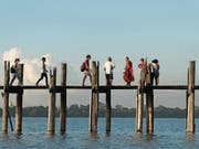 Die auf über 1000 Pfählen gebaute U-Bein-Brücke ist mit 1,2 km die längste Teakholzbrücke der Welt. Sie überspannt einen Teil des seichten Taungthaman-Sees. (Bild: Ester Wyss)