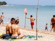 Touristen an einem Strand in Bali: Für die meisten Schweizer Reisebüros hat das Jahr 2018 gut angefangen. (Archiv) (Bild: Keystone/EPA/MADE NAGI)