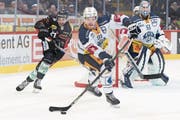 Eine der Entdeckungen der laufenden Saison: EVZ-Verteidiger Thomas Thiry (vorne). (Bild: Anthony Anex/Keystone (Bern, 4. November 2017))