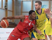 Geht keinem harten Zweikampf aus dem Weg: Eric Thomson, der 24-jährige Center von Swiss Central Basket (am Ball), hier gegen Björn Schoo (Starwings Basket Regio Basel). (Bild: Georgis Kefalas/Keystone (Birsfelden, 22. Oktober 2017))