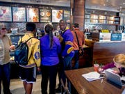 Nach einer umstrittenen Festnahme von zwei Afroamerikanerin in einer Filiale schickt Starbucks rund 175'000 Beschäftigte in ein Anti-Rassismus-Training. (Symbolbild) (Bild: KEYSTONE/AP The Philadelphia Inquirer/TOM GRALISH)