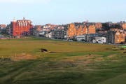 Der Old Course vor der Kulisse von St. Andrews in Schottland. Berühmt ist das königliche Städtchen nicht nur für den altehrwürdigen Golfplatz, sondern auch für seine Universität, die 1413 gegründet wurde. (Bild: Adrian Lobe)