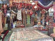 Teppichladen in der osmanischen Altstadt Bašcaršija: Der Basar prägt den lebhaften Stadtteil. (Bild: Michael Hug)