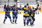 Grund zum Jubeln: Ambri gewinnt gegen den EV Zug im Penaltyschiessen. (Bild: Keystone)