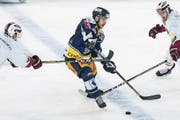 Garrett Roe (Mitte) ist im EV Zug eine Leaderfigur – doch in den Playoffs hapert’s auch bei ihm. (Bild: Alexandra Wey/Keystone (Zug, 27. Januar 2018))