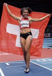 Freut sich über die Bronzemedaille und lässt sich feiern: Mujinga Kambundji, die für die erste Schweizer Medaille bei einer Hallen-WM seit 2001 sorgte. (Bild: Matt Dunham/AP (Birmingham, 2. März 2018))