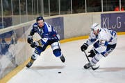 Anthony Rech (links) im Spiel der EVZ Academy gegen La Chaux-de-Fonds im Sommer 2015. (Bild: Patrick Hürlimann)