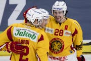 Yannick-Lennart Albrecht (rechts im Bild) wechselt von den SCL Tigers zum EVZ. (Bild: Christian Merz/Keystone)