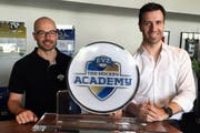 Mike Slongo (links) übergibt die Leitung der Hockey Academy an den ehemaligen Nationaltorhüter Lars Weibel. (Bild: pd)