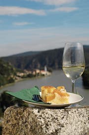 Verlockungen in der Wachau: Marillenkuchen und Wein. (Bild: Nina Rudnicki)