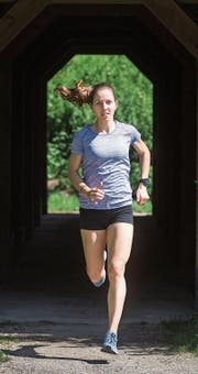 Stefanie Barmet beim Lauftraining in Schötz, seit zwei Jahren läuft sie über die 1500 Meter. (Bild: Boris Bürgisser (13. August 2017))