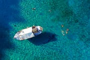 Noch einmal Sonne tanken, bevor der Winter kommt: Rhodos ist bei Schweizern diesen Herbst besonders beliebt. Getty (Bild: Getty)