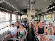 Das Tramway de la Balagne zuckelt am Strand von Calvi entlang. (Bild: Axel Baumann)