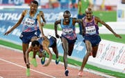 Mo Farah (rechts) bleibt auf den letzten Metern standfest – die Konkurrenz stolpert. (Bild: Walter Bieri/Keystone (Zürich, 24. August 2017))