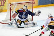 Der Zuger Goalie Tobias Stephan hält den Schuss von Biels Fabian Lüthi. (Bild: Alexandra Wey / Keystone)