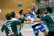 Von den Thunern kaum zu stoppen: Boris Stankovic (in Weiss-Blau) wirft gegen Wacker zehn Treffer. (Bild Eveline Beerkircher)