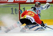 Langnaus Daniel Steiner bedrängt Zugs Lars Weibel. (Bild Keystone)