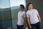 Jarkko Immonen vor der Bossard-Arena: Die Schweiz ist für ihn wie ein Paradies. (Bild Roger Grütter)