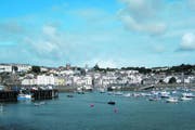Guernseys Hauptort St. Peter Port ist die einzige Stadt auf der Insel. Ihr Charakter ist von Frankreich und England gleichermassen geprägt. (Bild: Matthias Hafen)