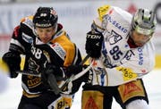 Luganos Raffaele Sannitz (links), gegen den Zuger Robbie Earl. (Bild: Keystone)