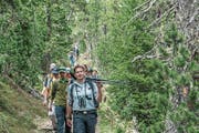 Tierbeobachtung – der Wanderleiter führt Stativ und Teleskop mit. (Bild: Lioba Schneemann)
