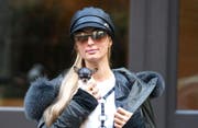Paris Hilton und ihr neuer teurer Begleiter: Der vorerst noch namenlose Chihuahuawelpe. (Bild: Bang Showbiz)
