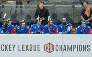 Trainer Harold Kreis (hinten in der Mitte) sowie sechs seiner Spieler während einer Partie in der letztjährigen Champions Hockey League. (Bild: Keystone / Urs Flüeler)