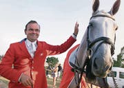 Willy Melliger mit Calvaro nach dem Silbermedaillen-Gewinn mit der Schweizer Equipe an den Olympischen Spielen in Sydney. (Bild: Fabrice Coffrini/Keystone (28. September 2000))