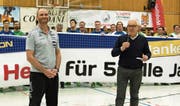 Verabschiedete am Samstag HCK-Trainer Heiko Grimm (links): Hans-Peter Würmli (rechts). (Bild: Roger Grütter (Kriens, 16. Dezember 2017))