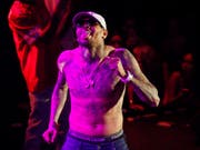 Seine Vergangenheit lässt ihn nicht los: Chris Brown darf wegen der einige Jahre zurückliegenden Prügelattacke gegen seine damalige Freundin Rihanna nicht nach Australien reisen (Archiv). (Bild: /AP/KIN CHEUNG)